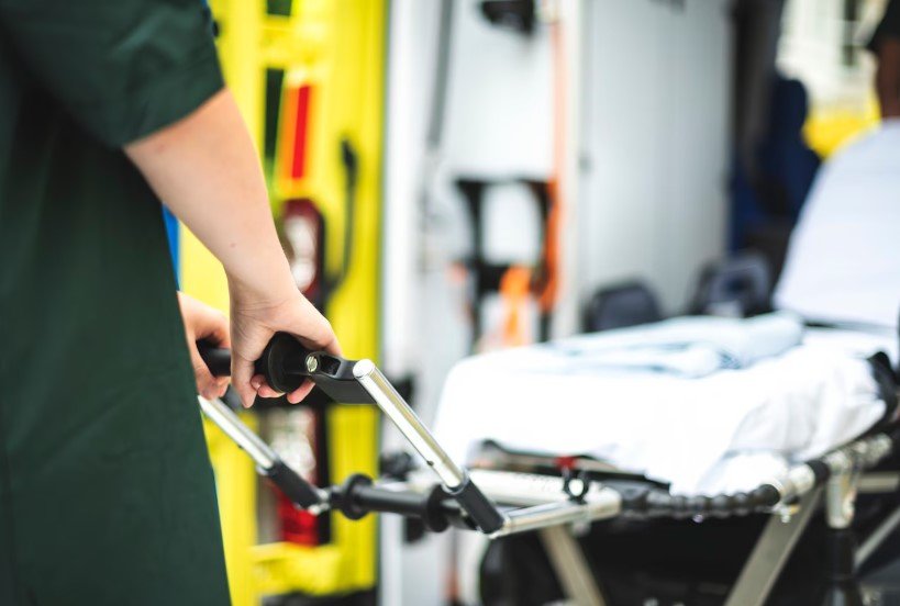 В Казани родственники расчистили снег у больницы, чтобы передать больного медикам