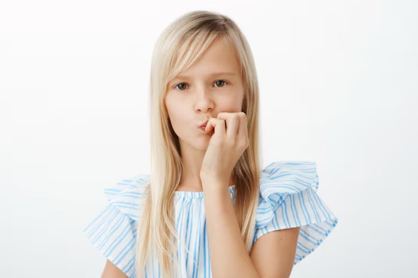 Эксперт назвал главные факторы, провоцирующие обкусывание ногтей у детей