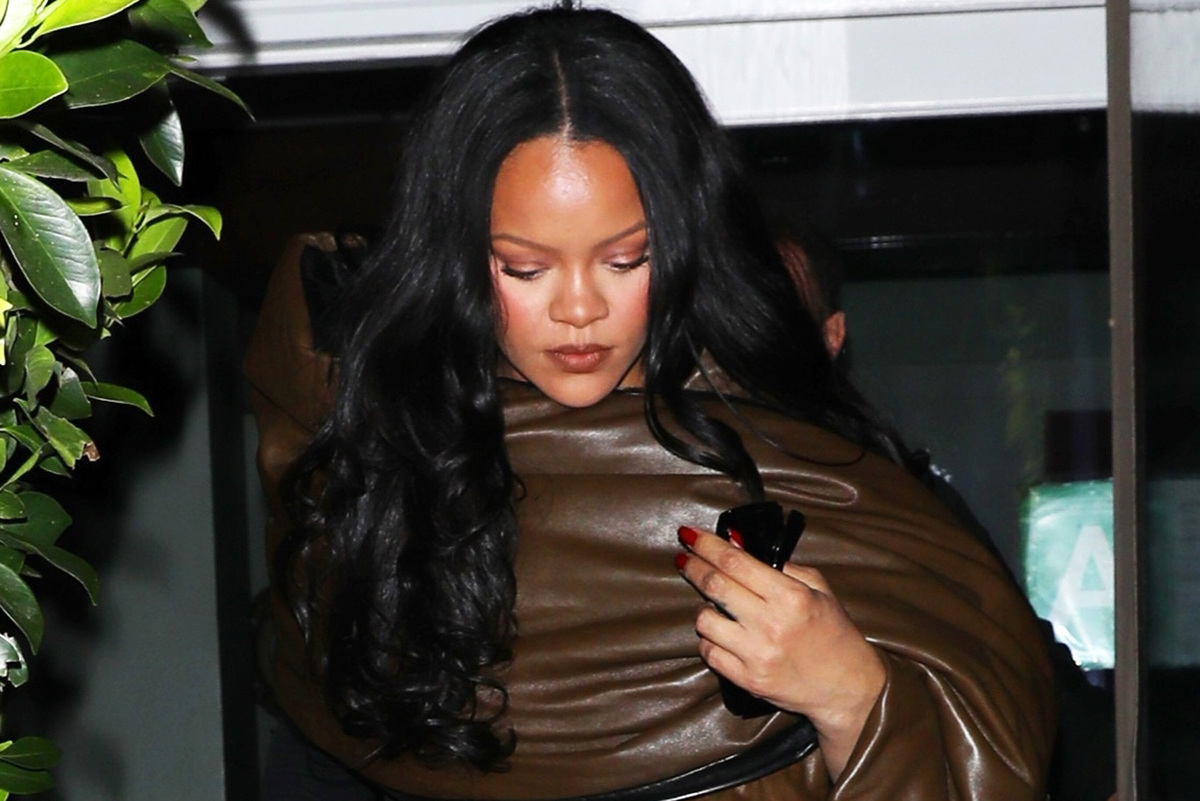 Дом Рианны обстреляла неадекватная поклонница: певица и дети в безопасности