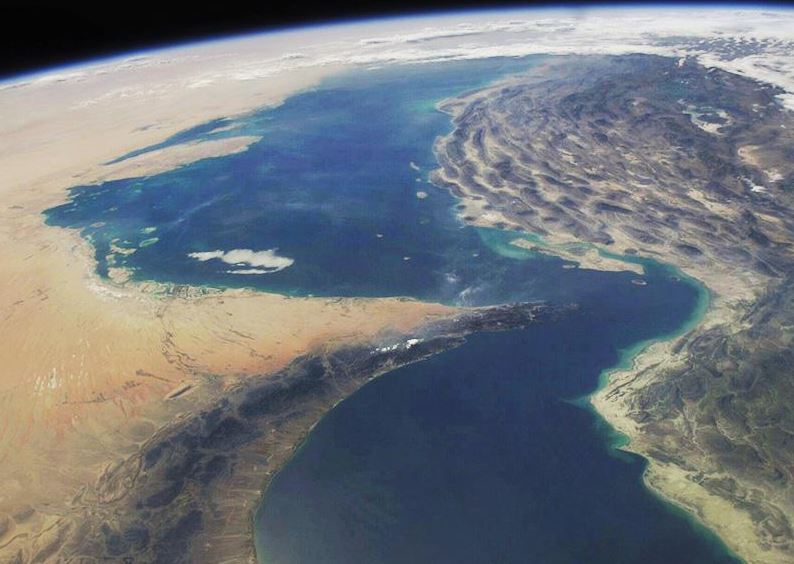 Ормузский пролив открыт для судоходства, но не для воюющих стран