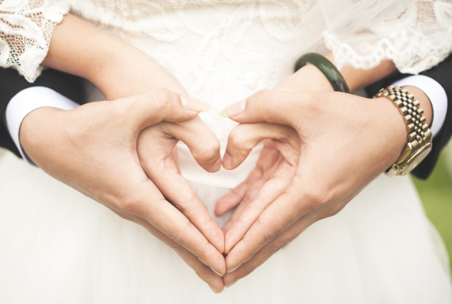 Юрист Русяев объяснил, за какие услуги свадебные салоны могут брать плату