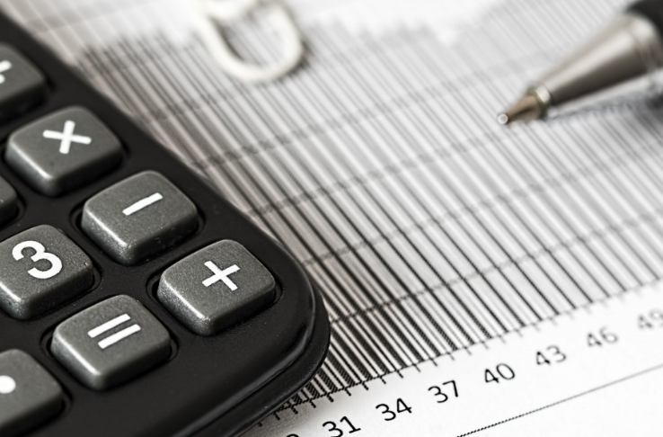 Курс евро на межбанке в России преодолел отметку 100 рублей